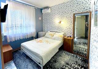 Отель Ёлки Коктебель Двухместный номер с 1 кроватью и видом на горы-2